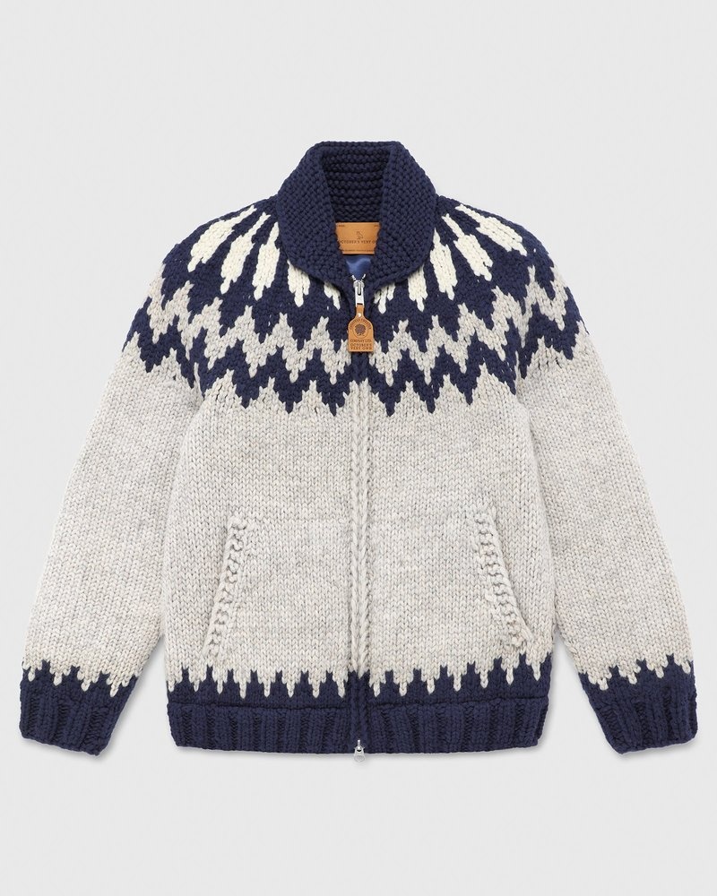 cardigan tricoté à la main couleur avoine de la marque ovo canadian sueter company en octobre.