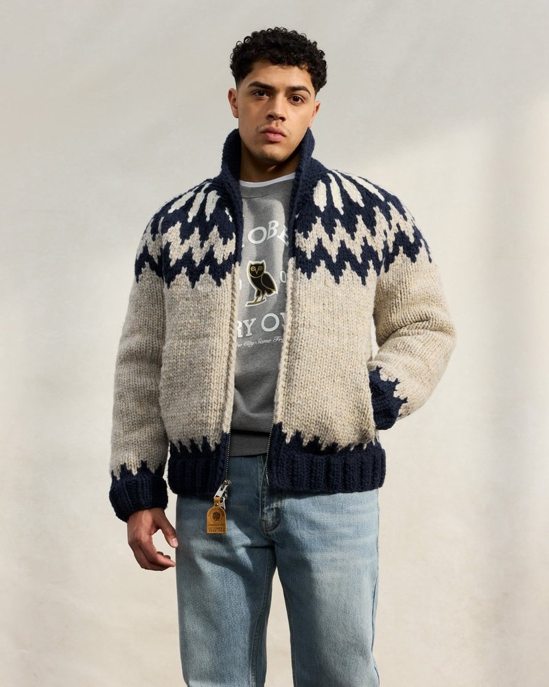 cardigan tricoté à la main couleur avoine de la marque ovo canadian sueter company en octobre.