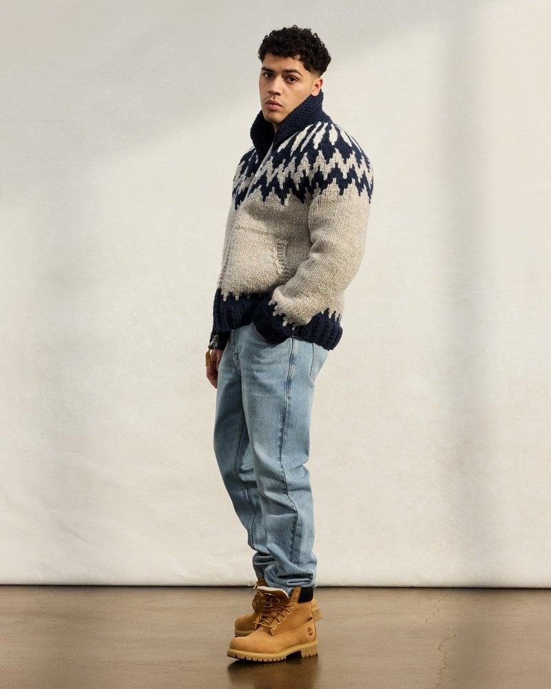 cardigan tricoté à la main couleur avoine de la marque ovo canadian sueter company en octobre.