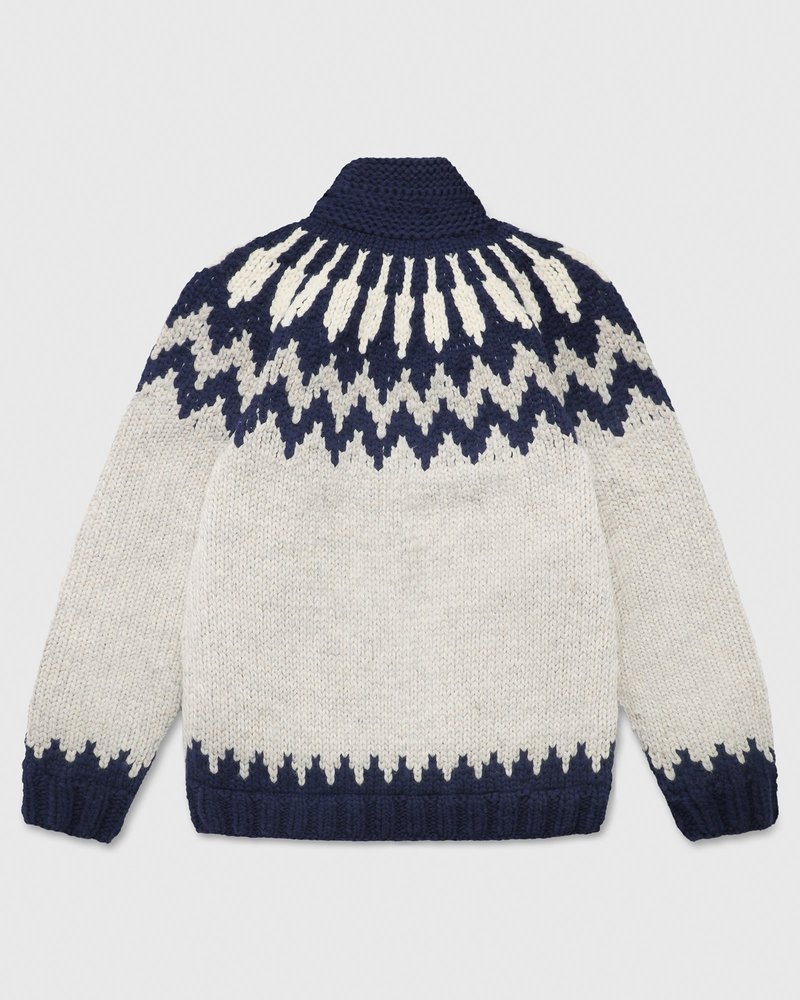 cardigan tricoté à la main couleur avoine de la marque ovo canadian sueter company en octobre.