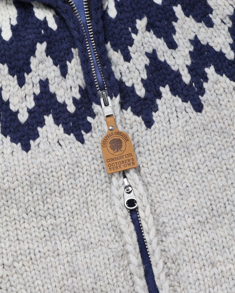 cardigan tricoté à la main couleur avoine de la marque ovo canadian sueter company en octobre.