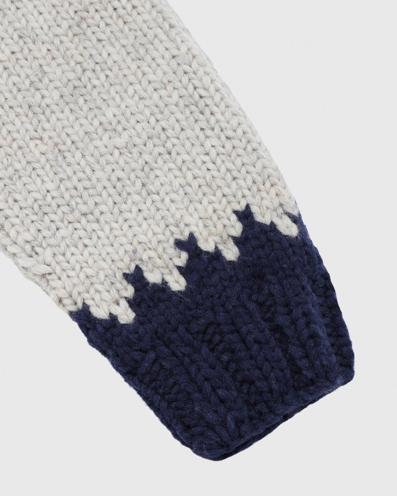 cardigan tricoté à la main couleur avoine de la marque ovo canadian sueter company en octobre.