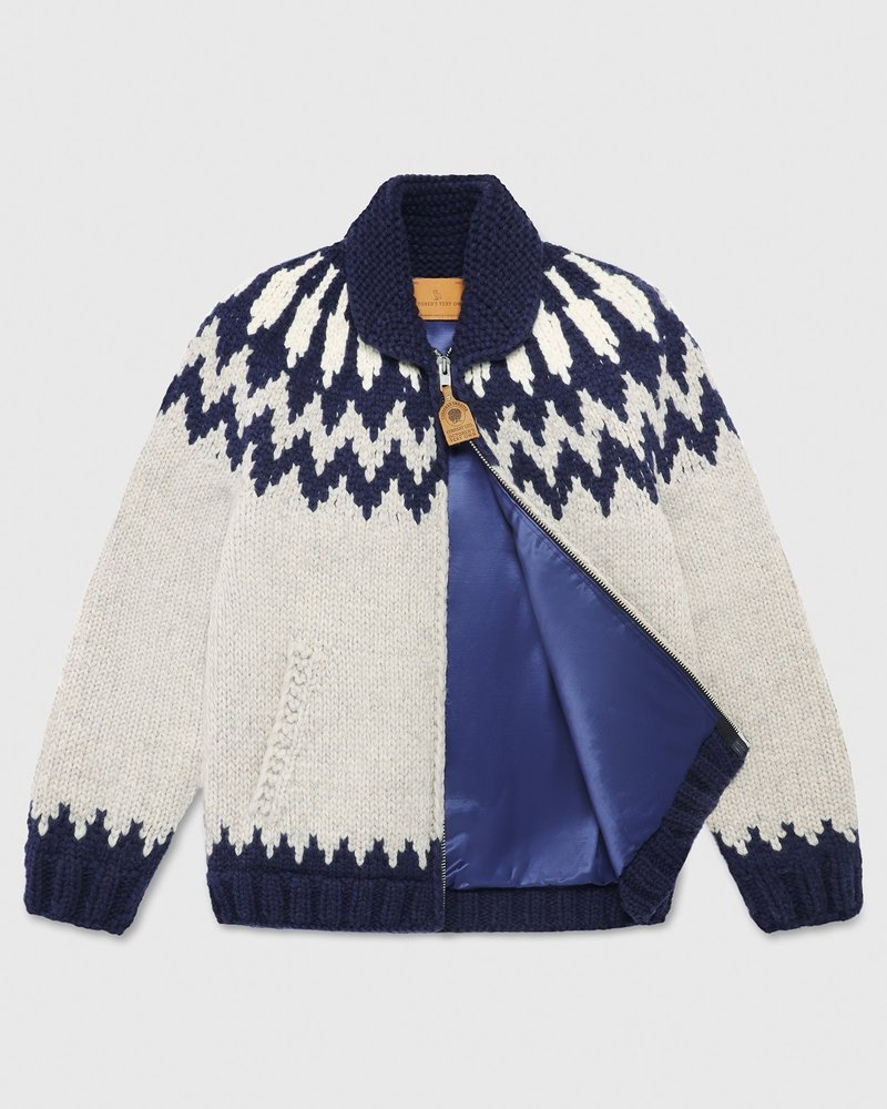cardigan tricoté à la main couleur avoine de la marque ovo canadian sueter company en octobre.