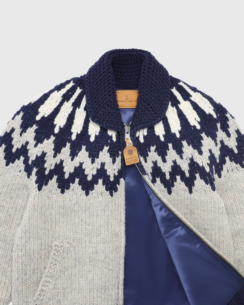 cardigan tricoté à la main couleur avoine de la marque ovo canadian sueter company en octobre.