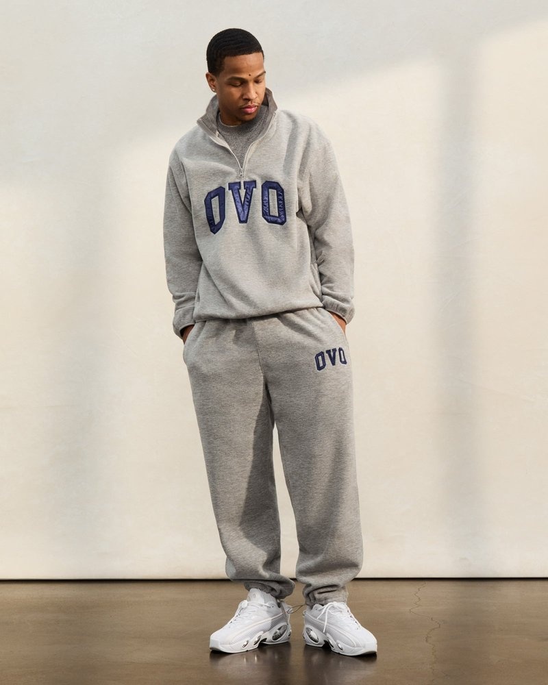 pantalon de survêtement gris à ourlet ouvert et logo ovo arch collection octobre.